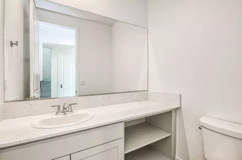 Bath - 989 Talus Way S, Madera, CA 93636 photo 2 of 6
