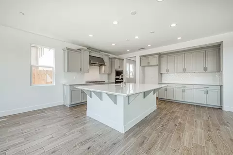 Kitchen - 989 Talus Way S, Madera, CA 93636 photo 5 of 11