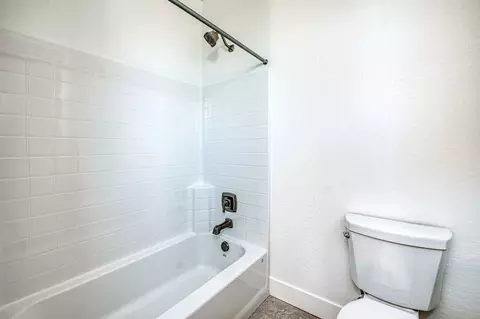 Bath - 989 Talus Way S, Madera, CA 93636 photo 4 of 6