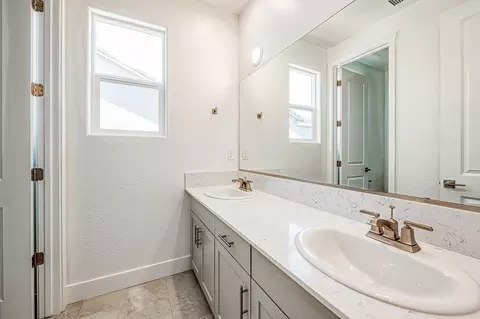 Bath - 989 Talus Way S, Madera, CA 93636 photo 3 of 6