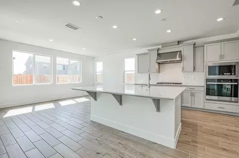 Kitchen - 989 Talus Way S, Madera, CA 93636 photo 1 of 11