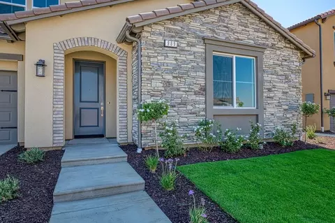 Exterior - 989 Talus Way S, Madera, CA 93636 photo 4 of 15