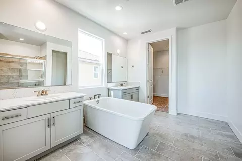 Bath - 989 Talus Way S, Madera, CA 93636 photo 5 of 6