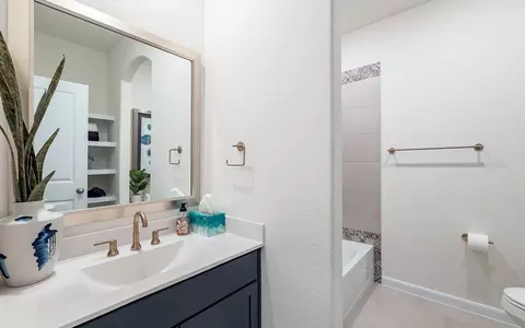 Bath - 7942 Jade Crest Dr, Angleton, TX 77515 photo 4 of 18