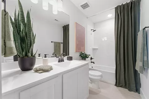Bath - 7942 Jade Crest Dr, Angleton, TX 77515 photo 17 of 18