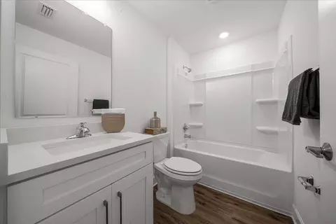 Bath - 13161 Spring Hill Dr, Spring Hill, FL 34609 photo 1 of 13