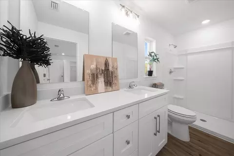 Bath - 13161 Spring Hill Dr, Spring Hill, FL 34609 photo 3 of 13