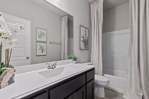 Bath - 409 Jacks Pl, Seguin, TX 78155 photo 6 of 6