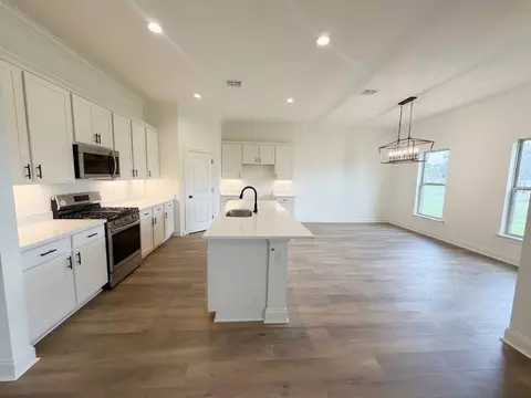 Kitchen - 243 Olivia Dr, Luling, LA 70070 photo 4 of 5