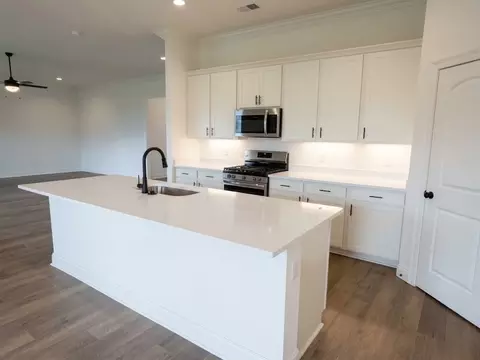 Kitchen - 243 Olivia Dr, Luling, LA 70070 photo 3 of 5