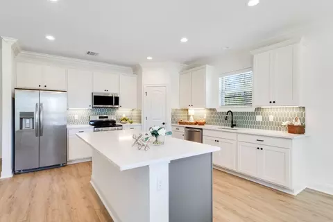 Kitchen - 243 Olivia Dr, Luling, LA 70070 photo 3 of 4