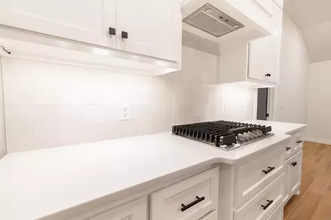 Kitchen - 932 Hydrangea Way, Edmond, OK 73034 photo 3 of 11