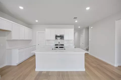 Kitchen - 804 Rockcloud Dr, Haslet, TX 76052 photo 4 of 9