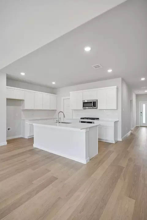 Kitchen - 804 Rockcloud Dr, Haslet, TX 76052 photo 6 of 9
