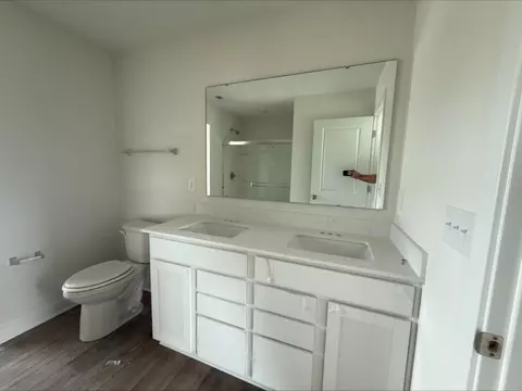 Bath - 1233 Pegasus Dr, Franklin, IN 46131 photo 2 of 6