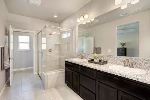 Bath - 1165 Nicklaus Rd, Galt, CA 95632 photo 1 of 2