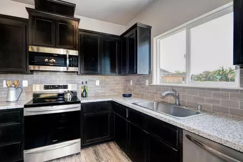 Kitchen - 1165 Nicklaus Rd, Galt, CA 95632 photo 3 of 8