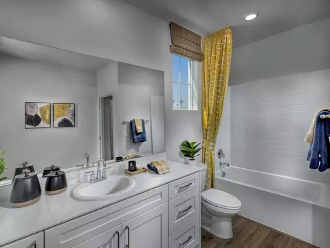 Bath - 2014 Bergamot St, Redlands, CA 92374 photo 1 of 1