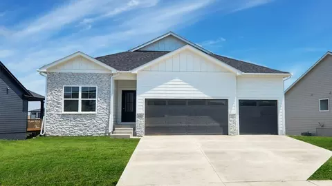 101 8th Ave NE, Altoona, IA 50009