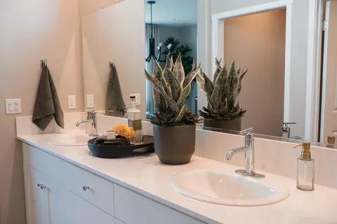 Bath - 3707 W Owen Ave, Visalia, CA 93291 photo 1 of 2