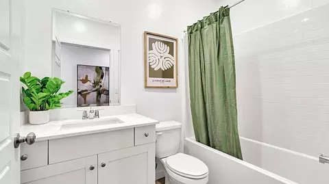 Bath - 8809 Ballingarry Ave, Bakersfield, CA 93311 photo 3 of 4