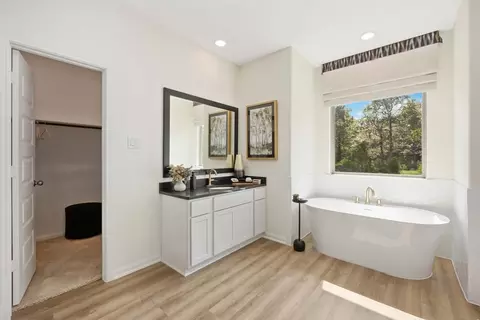 Bath - 13621 Armstrong St, Conroe, TX 77303 photo 11 of 13