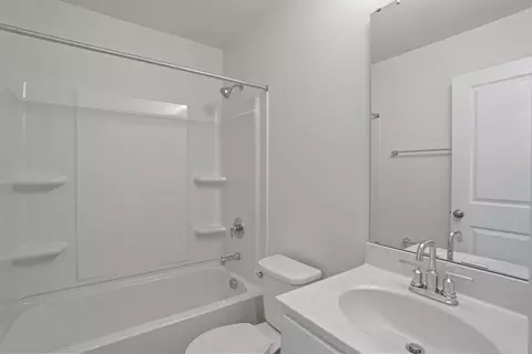 Bath - 2341 Castle Hill Dr, Rolla, MO 65401 photo 2 of 2