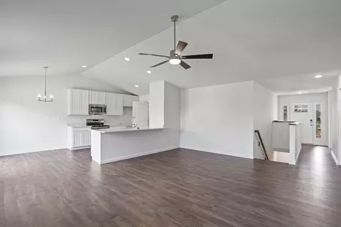 Living - 2341 Castle Hill Dr, Rolla, MO 65401 photo 2 of 5