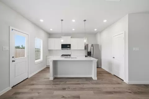 102 Alset Cir, Magnolia, TX 77354