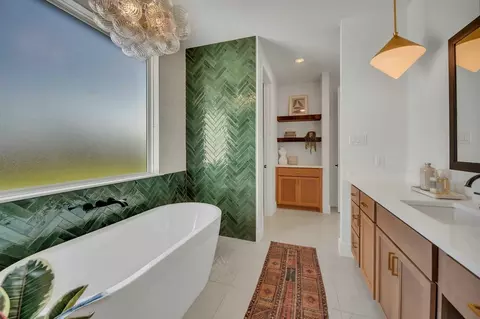 Bath - 200 Saddle Springs Dr, Georgetown, TX 78633 photo 2 of 6