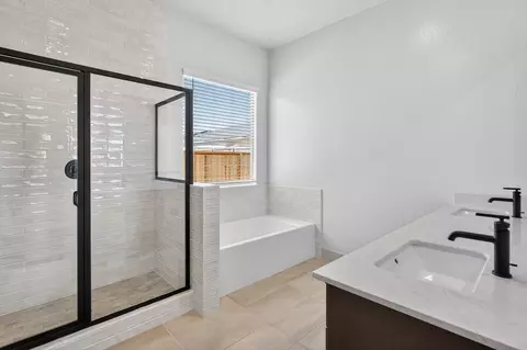Bath - 2262 N Marion Ave, Clovis, CA 93619 photo 3 of 5