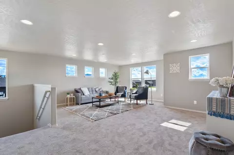 Living - 5089 Squirrel St, Springfield, OR 97478 photo 2 of 2