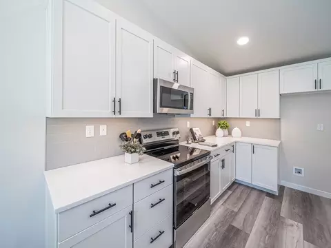 Kitchen - 5089 Squirrel St, Springfield, OR 97478 photo 2 of 5