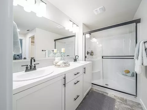 Bath - 5089 Squirrel St, Springfield, OR 97478 photo 1 of 2