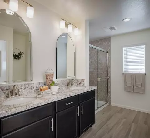 Bath - 2148 Zuma St, Delano, CA 93215 photo 3 of 6