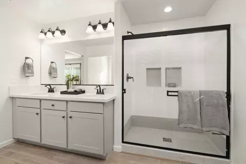 Bath - 2148 Zuma St, Delano, CA 93215 photo 1 of 6