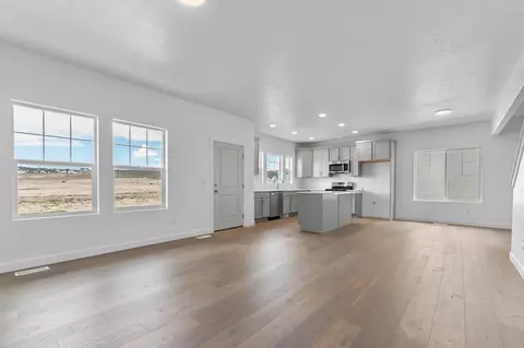 Living - 6417 Vernon Dr, Eagle Mountain, UT 84005 photo 3 of 5