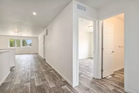 Entry Way - Wallace Lane, Coldwater, MI 49036 photo 2 of 5