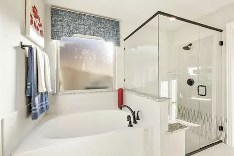 Bath - 112 Sweetwater Dr, Commerce, TX 75428 photo 5 of 5