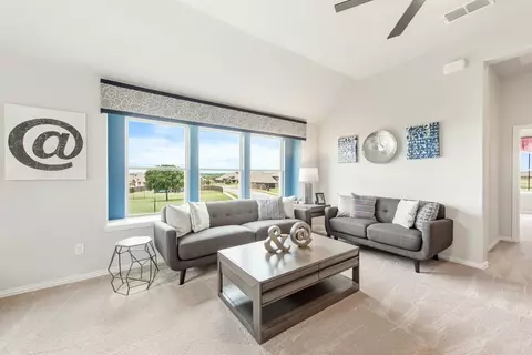 Living - 112 Sweetwater Dr, Commerce, TX 75428 photo 4 of 7