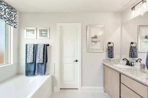 Bath - 112 Sweetwater Dr, Commerce, TX 75428 photo 3 of 5