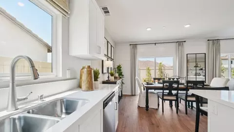 Kitchen - 30752 Corte Tulipan, Winchester, CA 92596 photo 3 of 8