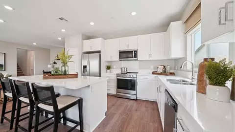 Kitchen - 30752 Corte Tulipan, Winchester, CA 92596 photo 2 of 3