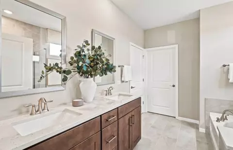 Bath - 2865 Briargate Dr, Lindenhurst, IL 60046 photo 2 of 2