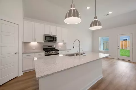Kitchen - 244 Draper Shadows Dr, Willis, TX 77378 photo 7 of 9