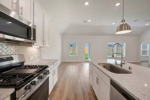 Kitchen - 244 Draper Shadows Dr, Willis, TX 77378 photo 5 of 9