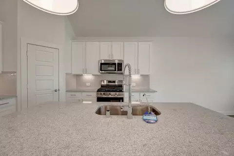 Kitchen - 244 Draper Shadows Dr, Willis, TX 77378 photo 6 of 9