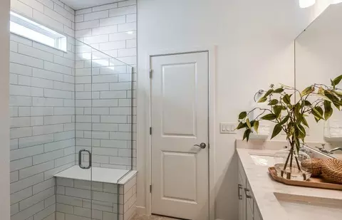 Bath - 16918 Canary Trl, Parrish, FL 34219 photo 2 of 4