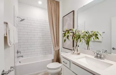 Bath - 16918 Canary Trl, Parrish, FL 34219 photo 3 of 4