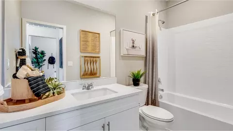 Bath - 2802 Bottas Privado, Ontario, CA 91762 photo 2 of 4